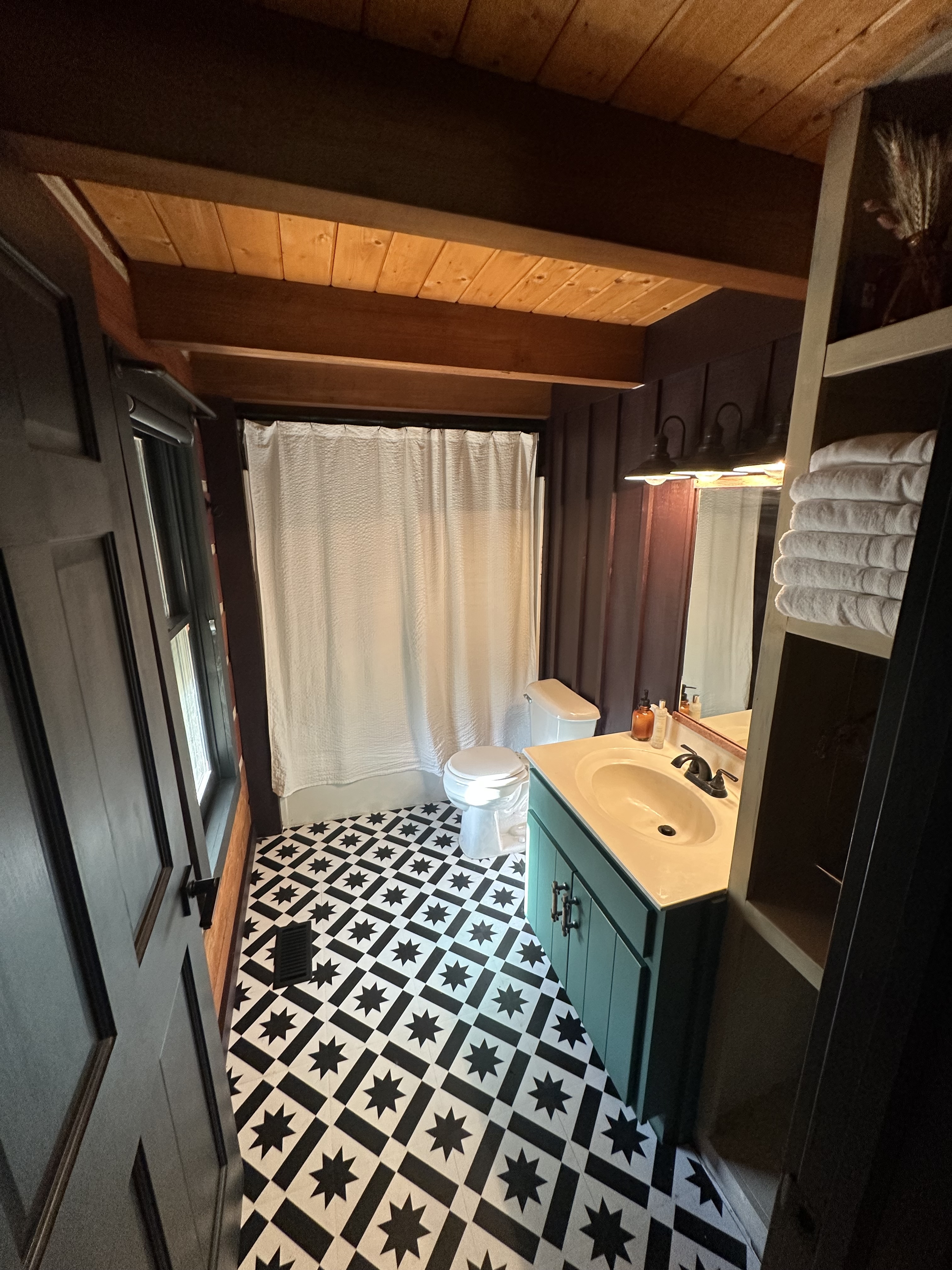 The Wildlands Cabin The Bathroom image 1